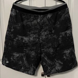 EUC Fabletics Men’s Gray/Black Patterned Fundamental II 9 Inch Athletic Shorts